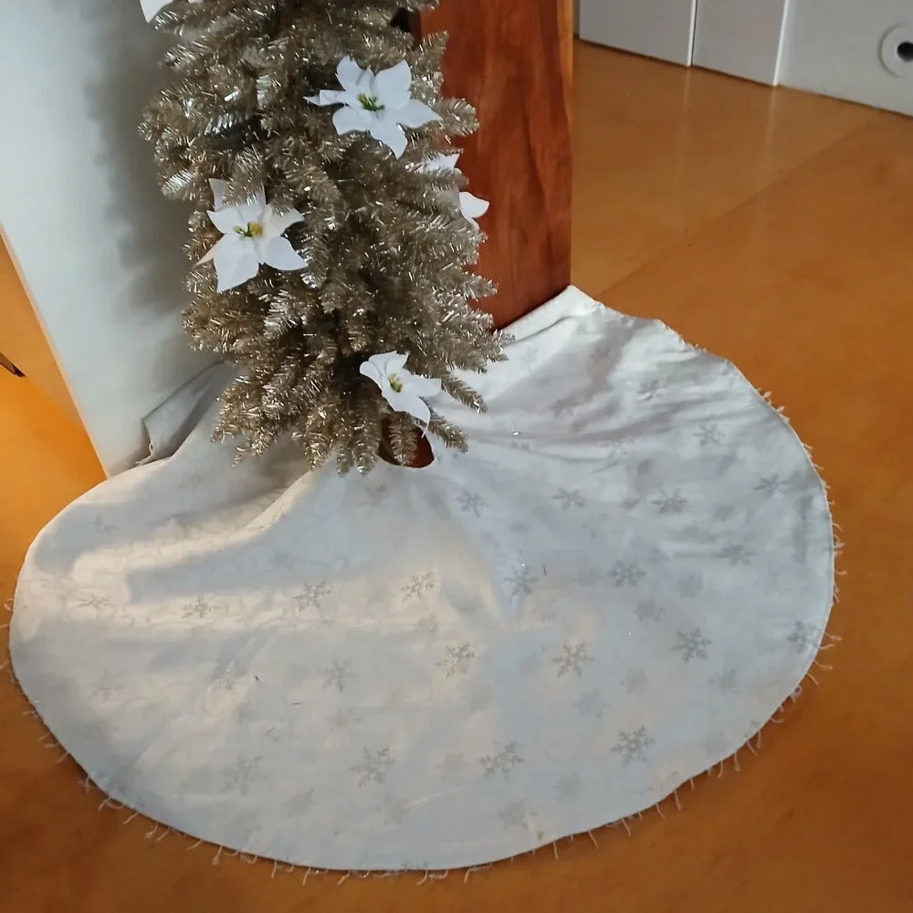 Christmas Tree Skirt - white with Silver Snowflakes